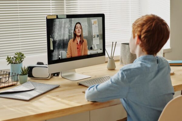 Eğitimde Dijital Dönüşüm: Online Eğitim Araçları ve Yöntemleri Eğitimde Dijital Dönüşüm: Online Eğitim Araçları ve Yöntemleri